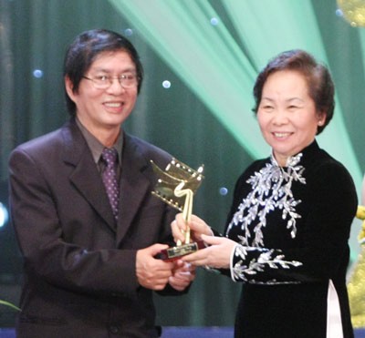 Deputy President Nguyen Thi Doan (R) hands the award for Best Feature film to director Dang Nhat Minh for the movie “Dung dot” (Don’t burn) at Vietnam’s 2010 Canh Dieu Vang (Golden Kite) Film Festival in Hanoi on March 14. (Photo:SGGP)